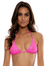 Charger l'image dans la galerie, Model Front: Luli Fama Haut Top Wavy Ruched Bella Metallic Hot Pink