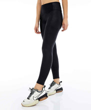 Charger l'image dans la galerie, Model Front: Alto Giro Fitness Bas Legging Couro Com Recorte Rebatidos Preto