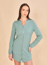 Charger l'image dans la galerie, Model Front: Uv Line Chemise Shirtdress Copenhagen Water Green Upf50+
