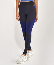 Charger l'image dans la galerie, Model Front: Alto Giro Fitness Bas Legging Sem Costura Emana Bicolor Preto