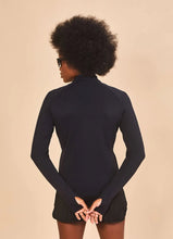 Charger l'image dans la galerie, Model Back: Uv Line T-Shirt Jacket Fem New Fit Black Upf50+