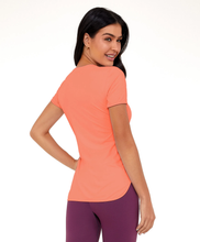 Charger l'image dans la galerie, Model Back: Alto Giro Fitness Haut T-Shirt Skin Fit Alongada Gola V Laranja Melon