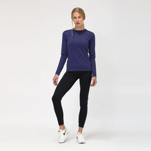 Charger l'image dans la galerie, Model Front: Uv Line T-Shirt Longsleeve Uvpro Fem Navy Blue Upf50+