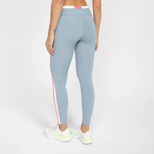 Charger l'image dans la galerie, Model Back: Alto Giro Fitness Bas Legging Blackout Bio Recortes Cinza Lead