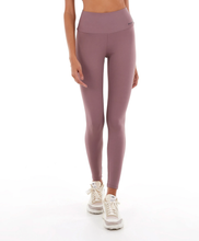 Charger l'image dans la galerie, Model Front: Alto Giro Fitness Bas Legging Up C02 Termo Marrom Taupe
