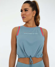 Charger l'image dans la galerie, Model Front: Alto Giro Fitness Haut Regata Eco Skin Fit Recortes E Regulagem Cinza Lead