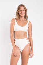 Charger l'image dans la galerie, Model Front: Rio De Sol Haut Top Malibu-Natural Bliss