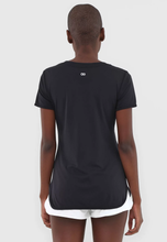 Charger l'image dans la galerie, Model Back: Alto Giro Fitness Haut T-Shirt Skin Fit Alongada Gola V Preto
