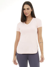 Charger l'image dans la galerie, Model Front: Alto Giro Fitness Haut T-Shirt Skin Fit Alongada Gola V Rosa Respire
