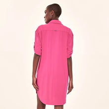 Charger l'image dans la galerie, Model Back: Uv Line Chemise Shirtdress Copenhagen Cherry Hot Pink Upf50+
