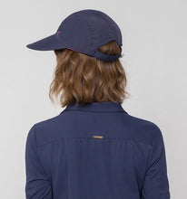Charger l'image dans la galerie, Model Back: Uv Line Casquette Visor Capri Colors Nac Fem Navy Blue Rose Upf50+
