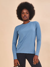 Charger l'image dans la galerie, Model Front: Uv Line T-Shirt Longsleeve Uvpro Indigo Upf50+
