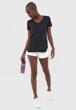 Charger l'image dans la galerie, Image 04: Alto Giro Fitness Haut T-Shirt Skin Fit Alongada Gola V Preto
