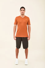 Charger l'image dans la galerie, Model Front: Uv Line T-Shirt Pour Homme T-Shirt Sport Fit Caramelo Upf50+
