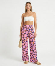 Charger l'image dans la galerie, Model Front: Rio De Sol Pantalon De Plage Amore-Pink Wide Pants
