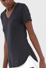 Charger l'image dans la galerie, Image 05: Alto Giro Fitness Haut T-Shirt Skin Fit Alongada Gola V Preto
