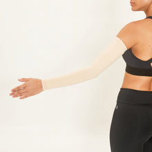 Charger l'image dans la galerie, Model Back: Uv Line Gants Long Sleeve Uni Beige Upf50+
