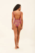 Charger l'image dans la galerie, Model Back: Uv Line Une Pièce Swimsuit Shine Malva
