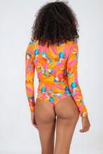 Charger l'image dans la galerie, Model Back: Rio De Sol Haut Top Orange-Bloom Rash-Guard
