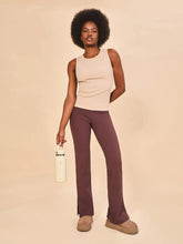 Charger l'image dans la galerie, Model Front: Uv Line Fitness Haut Regata Fem Ribbed Sand Upf50+
