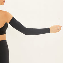 Charger l'image dans la galerie, Model Back: Uv Line Gants Long Sleeve Uni Black Upf50+
