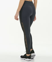 Charger l'image dans la galerie, Model Back: Alto Giro Fitness Bas Legging Hyper Bordado Lateral Preto
