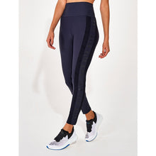 Charger l'image dans la galerie, Model Front: Alto Giro Fitness Bas Legging Light Co2 Recorte Jwinner Preto
