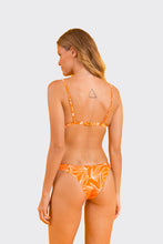 Charger l'image dans la galerie, Model Back: Rio De Sol Bas Bottom Trail-Orange Essential
