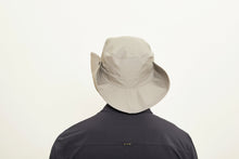 Charger l'image dans la galerie, Model Back: Uv Line Chapeau Souple/Capeline Hat Safari L Masc Sand Upf50+
