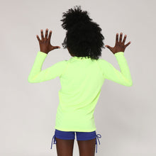 Charger l'image dans la galerie, Model Back: Uv Line T-Shirt Camiseta Uvlight Amarelo Fluor Spf50+

