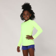 Charger l'image dans la galerie, Model Front: Uv Line T-Shirt Camiseta Uvlight Amarelo Fluor Spf50+

