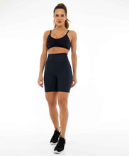 Charger l'image dans la galerie, Model Front: Alto Giro Fitness Bas Bermuda Hyper Com Bolsos Laterais Preto
