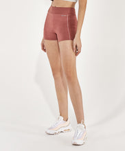 Charger l'image dans la galerie, Model Front: Alto Giro Fitness Bas Shorts Meia Malha Recortes Rib Rosa Hug
