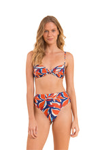 Charger l'image dans la galerie, Model Front: Rio De Sol Ensemble Set Leaves Bandeau-Joy Hotpants
