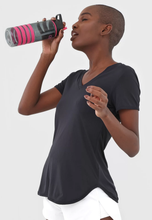 Charger l'image dans la galerie, Model Front: Alto Giro Fitness Haut T-Shirt Skin Fit Alongada Gola V Preto
