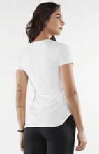 Charger l'image dans la galerie, Model Back: Alto Giro Fitness Haut T-Shirt Skin Fit Alongada Gola V Branco
