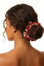 Charger l'image dans la galerie, Model Front: Rio De Sol Chouchou Floral-Scales Scrunchie
