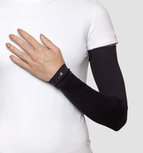 Charger l'image dans la galerie, Model Front: Uv Line Gants Long Sleeve Uni Black Upf50+
