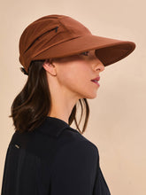 Charger l'image dans la galerie, Model Back: Uv Line Casquette Visor Capri Colors Nac Fem Coniac Upf50+
