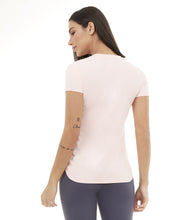 Charger l'image dans la galerie, Model Back: Alto Giro Fitness Haut T-Shirt Skin Fit Alongada Gola V Rosa Respire
