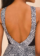 Charger l'image dans la galerie, Model Back: Uv Line Une Pièce Swimsuit Verena Asas Upf50+
