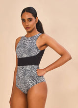 Charger l'image dans la galerie, Model Front: Uv Line Une Pièce Swimsuit Verena Asas Upf50+
