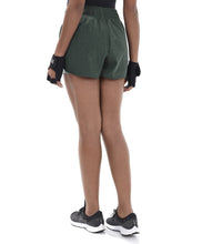 Charger l'image dans la galerie, Model Back: Alto Giro Fitness Bas Shorts Tecnospan Verde Militar
