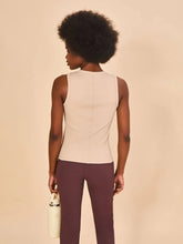 Charger l'image dans la galerie, Model Back: Uv Line Fitness Haut Regata Fem Ribbed Sand Upf50+
