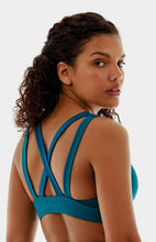 Charger l'image dans la galerie, Model Back: Alto Giro Fitness Haut Top Up Co2 Com Recortes Atlanta Azul
