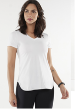 Charger l'image dans la galerie, Model Front: Alto Giro Fitness Haut T-Shirt Skin Fit Alongada Gola V Branco
