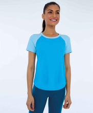 Charger l'image dans la galerie, Model Front: Alto Giro Fitness Haut T-Shirt Skin Fit Recortes Sport Azul Vivid
