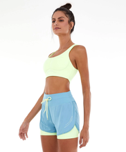 Charger l'image dans la galerie, Model Front: Alto Giro Fitness Haut Top Blackout Sustentacao E Silk Amarelinho Lime
