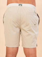 Charger l'image dans la galerie, Model Back: Uv Line Bermuda / Short Pour Homme Shorts Acqua Boxer Areia Upf50+

