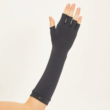Charger l'image dans la galerie, Model Back: Uv Line Gants Long Gloves Uni Black Upf50+
